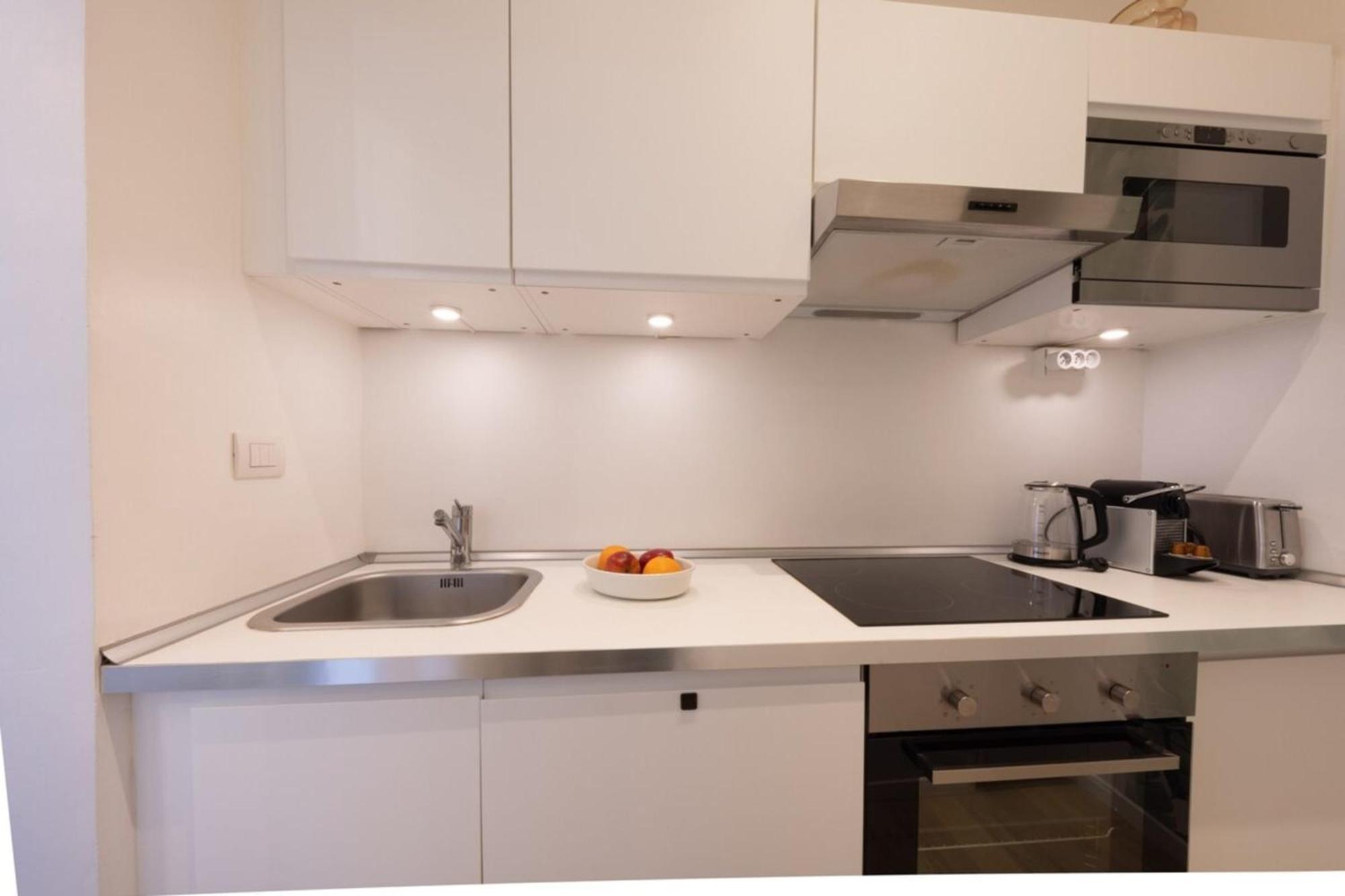 06a3 - Lovely In The Heart Of Old Apartment