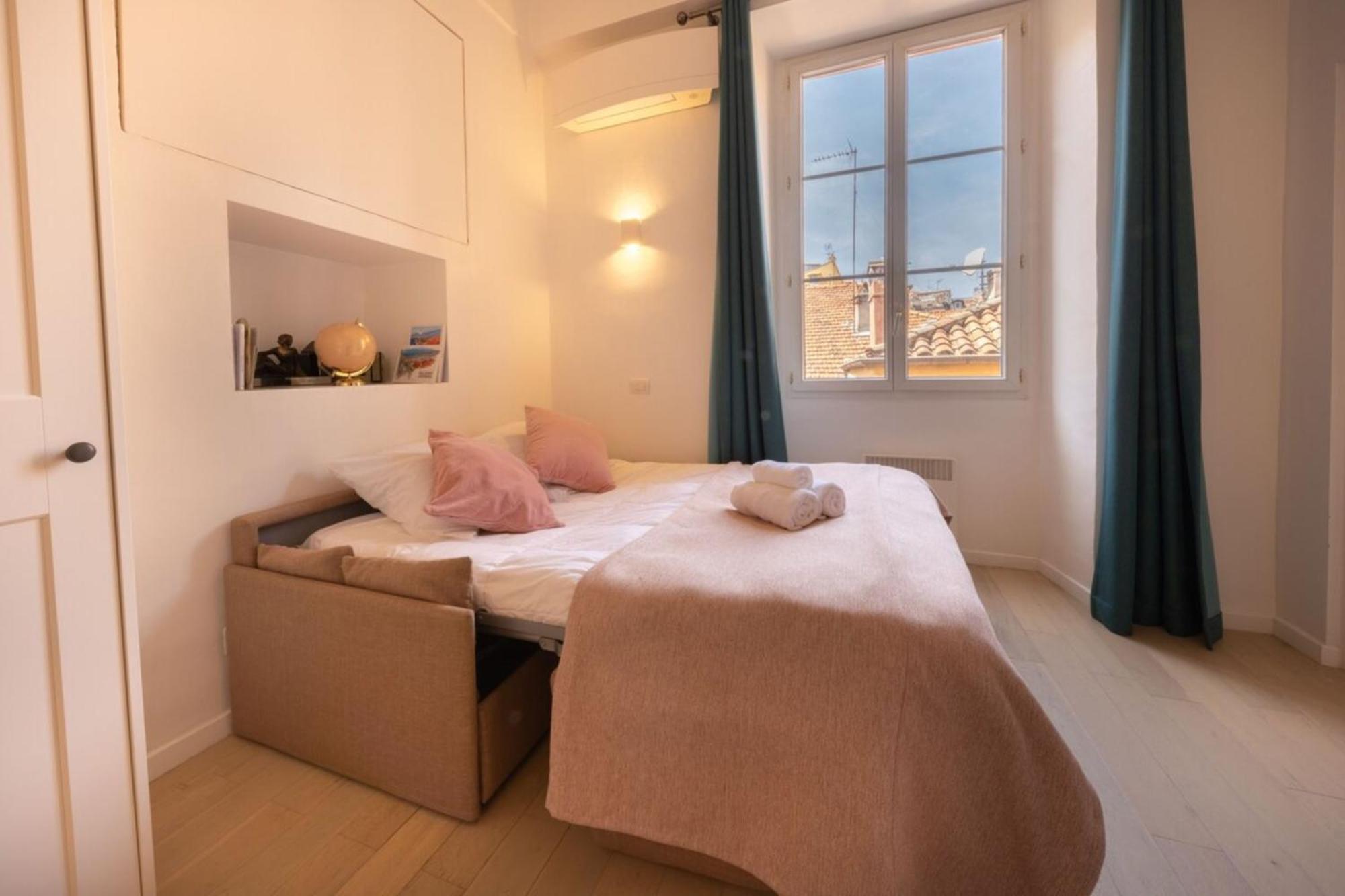 06a3 - Lovely In The Heart Of Old Apartment