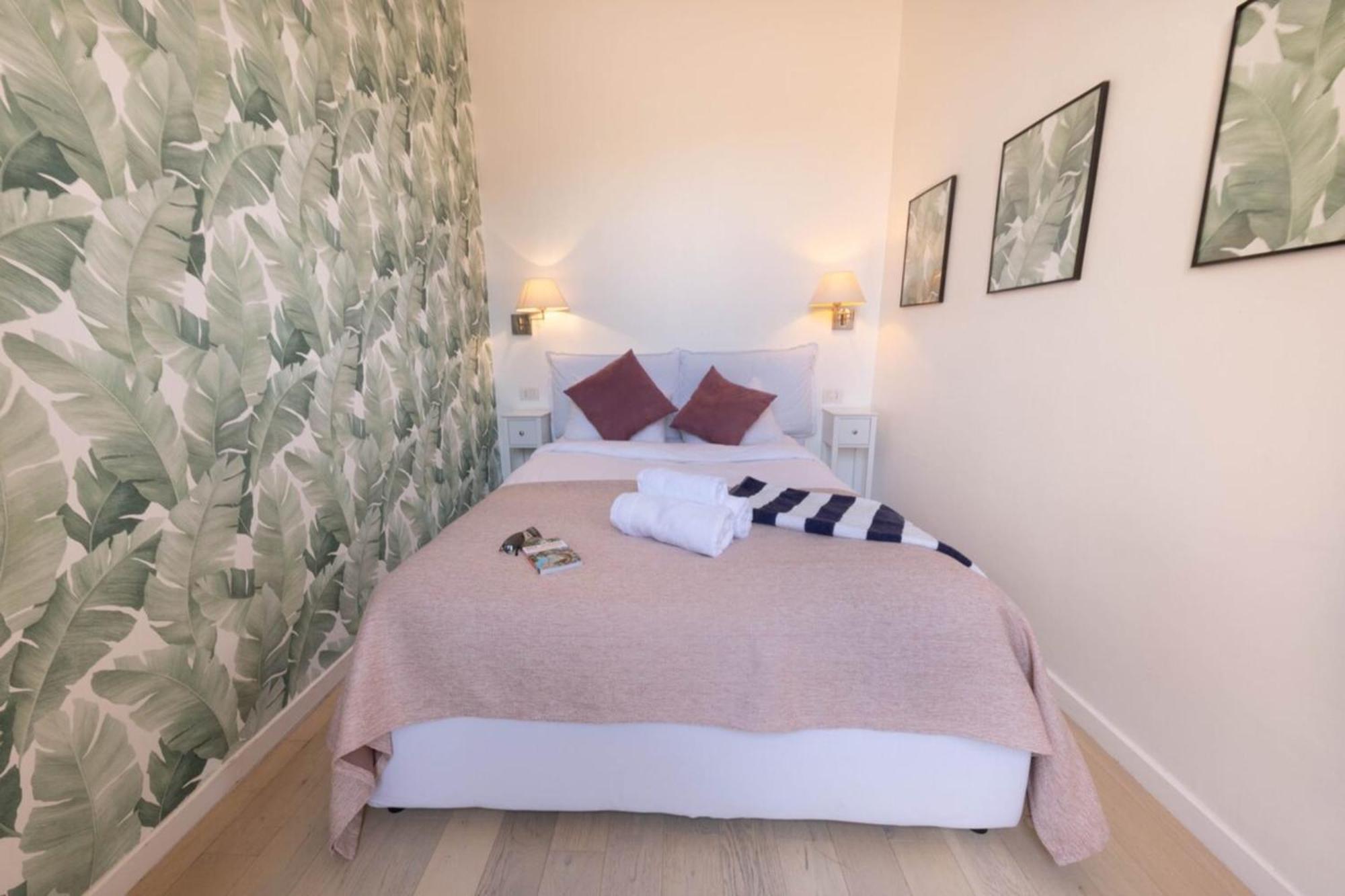 06a3 - Lovely In The Heart Of Old Apartment