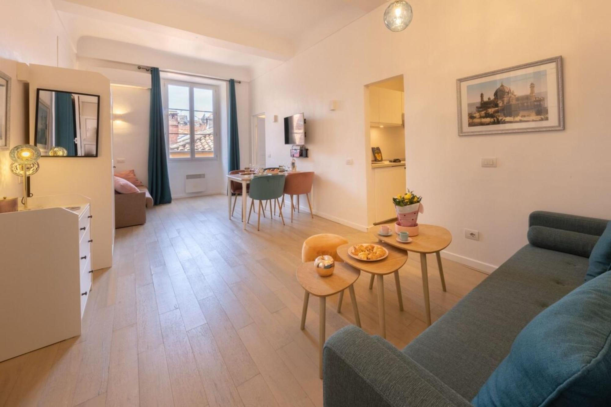06a3 - Lovely In The Heart Of Old Apartment